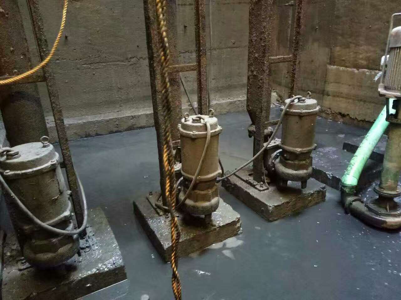 富锦污水池清理