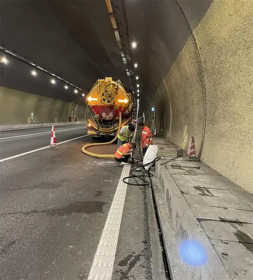 富锦隧道排水渠清淤